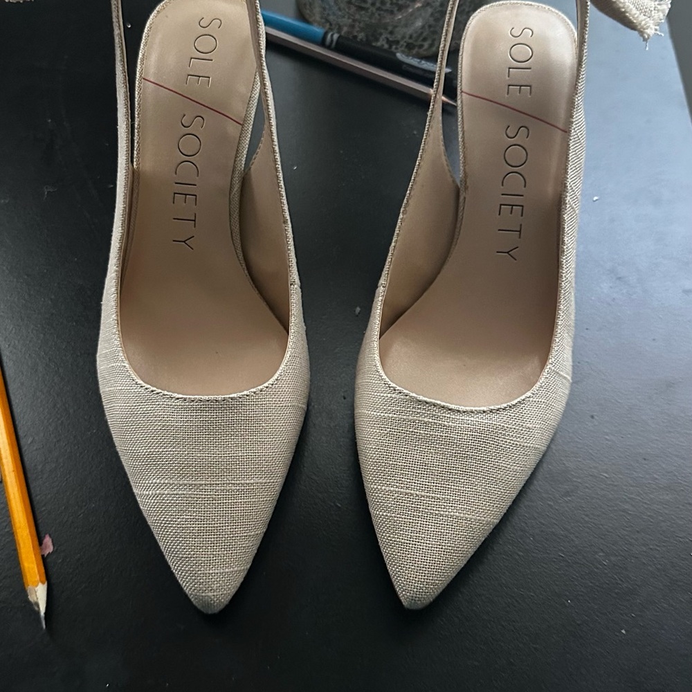 Beautiful creme cloth pumps with bow in back.